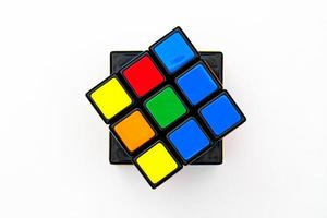 sint-petersburg, rusland - 17 juli 2019 - rubiks kubus, rubiks kubus bovenaanzicht geïsoleerd, rubiks kubus op witte achtergrond, kleurrijke puzzel, wiskundig probleem, opladen voor je hersenen, kubus regenboog palet foto