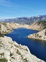 maslenica-brug en velebit-bergen foto