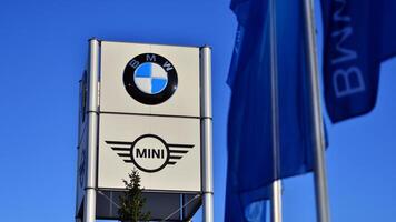 Warschau, Polen. 9 januari 2024. BMW en mini logo Bij een BMW auto dealerschap. foto