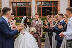 volledige lengte portret van de pasgetrouwden en hun vrienden Bij de bruiloft. de bruid en bruidegom met bruidsmeisjes en vrienden van de bruidegom zijn hebben pret en verheugt Bij de bruiloft. foto