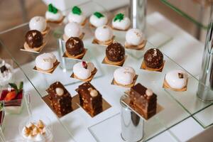 amandel koekjes en divers zoet cakes voor een bruiloft banket. een heerlijk ontvangst, een luxueus ceremonie. tafel met snoepgoed en desserts. heerlijk kleurrijk Frans desserts Aan een bord of tafel. foto