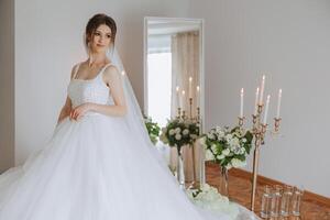 een luxueus bruid met een mooi kapsel en een prachtig jurk is krijgen klaar voor de bruiloft ceremonie in de ochtend. ochtend- foto van de bruid Bij huis of in een hotel kamer. professioneel verzinnen.