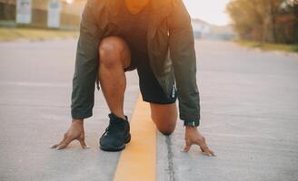 atleet loper voeten rennen Aan weg, joggen concept Bij buitenshuis. Mens rennen voor oefening.atleet loper voeten rennen Aan weg, jogging concept Bij buitenshuis. Mens rennen voor oefening. foto