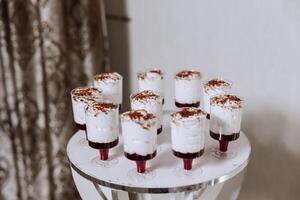 amandel koekjes en divers zoet cakes voor een bruiloft banket. een heerlijk ontvangst, een luxueus ceremonie. tafel met snoepgoed en desserts. heerlijk kleurrijk Frans desserts Aan een bord of tafel. foto