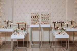 amandel koekjes en divers zoet cakes voor een bruiloft banket. een heerlijk ontvangst, een luxueus ceremonie. tafel met snoepgoed en desserts. heerlijk kleurrijk Frans desserts Aan een bord of tafel. foto