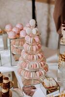 bitterkoekjes detailopname van een snoep bar Bij een bruiloft banket. een heerlijk ontvangst, een luxueus ceremonie. tafel met snoepgoed en desserts. heerlijk kleurrijk Frans desserts Aan een bord of tafel. foto