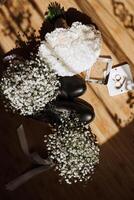 Mannen accessoires, bruidegom details. schoonheid is in de details. voorbereiding voor de bruiloft. leer schoenen. goud bruiloft ringen. boog binden. bruiloft boeket van bloemen. foto