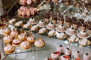 amandel koekjes en divers zoet cakes voor een bruiloft banket. een heerlijk ontvangst, een luxueus ceremonie. tafel met snoepgoed en desserts. heerlijk kleurrijk Frans desserts Aan een bord of tafel. foto