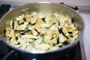 Koken pan verwarming in blokjes gesneden groenten foto