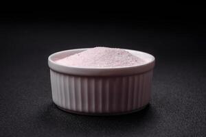 prima roze himalayan tafel zout in een keramisch kom foto