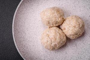 heerlijk gezond gestoomd kip schnitzels of fijngehakt gehaktballen foto