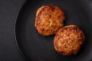 heerlijk vers gebakken fijngehakt vis schnitzels met specerijen en kruiden foto