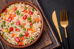 heerlijk wit gekookt rijst- met groenten, zoet pepers, wortels, erwten foto