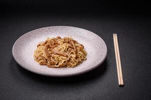 heerlijk Aziatisch keuken schotel met rijst- noedels, pepers, champignons en specerijen foto