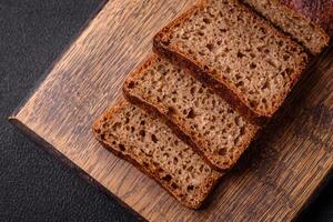 heerlijk vers krokant bruin brood met zaden en granen foto