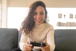 laitin-vrouw die videogames speelt met handen met joystick foto