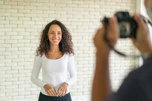 Latijnse vrouw influencer praten met camera