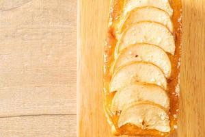 Appelbrood verkruimeld op een houten bord foto