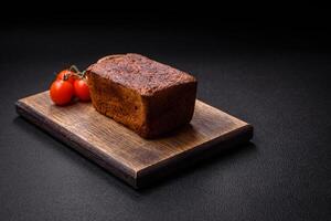 heerlijk vers krokant bruin brood met zaden en granen foto