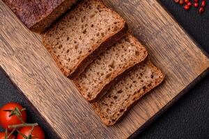 heerlijk vers krokant bruin brood met zaden en granen foto