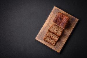 heerlijk vers krokant bruin brood met zaden en granen foto