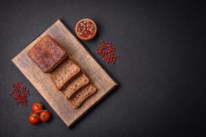 heerlijk vers krokant bruin brood met zaden en granen foto