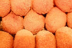 dichtbij omhoog van zoet aardappel kroketten Aan Scherm Bij een markt foto