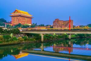 landschap van Taipei door de rivier- met groots hotel foto