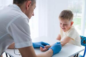 een mannetje dokter maakt een belangrijk mantoux test Aan een kind. de dokter maatregelen de mantoux test met een heerser voor een weinig jongen foto