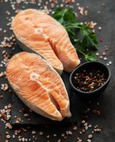 rauwe zalm steaks foto