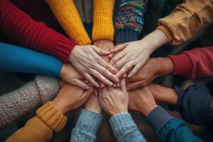 ai gegenereerd een krachtig beeld van eenheid met verschillend handen toegetreden samen over- een groen natuurlijk achtergrond. team werk samen concept. foto