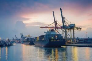 ai gegenereerd top visie, antenne visie de schip houder voor vervoeren goederen door zee Bij zee haven magazijn en kraan schip werken voor levering containers Verzending, logistiek importeren of vervoer. foto