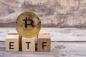 ai gegenereerd bitcoin goud munt en woorden etf voorraad markt Aan houten blokken, cryptogeld bitcoin halvering concept. economisch groei en eenvoudig financieel investering bedrijf , geld, cryptogeld. foto