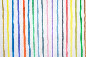 abstracte aquarel lijnen patroon achtergrond. kleurrijke aquarel geschilderd penseelstreken op wit. foto