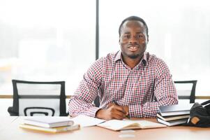 Afrikaanse leerling zittend in klas. mannetje leerling gedurende de lezing in hoog school- klas foto