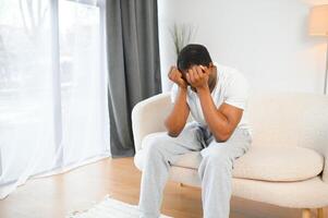 mannetje depressie. ten einde raad depressief Afrikaanse Mens aan het bedekken gezicht huilen hebben problemen foto