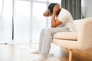 mannetje depressie. ten einde raad depressief Afrikaanse Mens aan het bedekken gezicht huilen hebben problemen foto