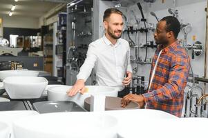 Afrikaanse klant met verkoper in op te slaan voor de huis foto