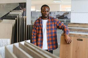 Afrikaanse Amerikaans Mens kiezen tegels Bij gebouw markt foto