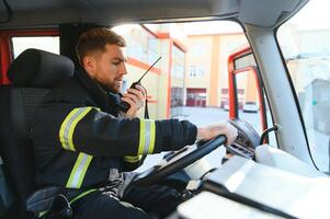 bestuurder van een brand vrachtauto in actie foto