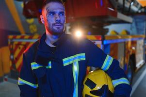 moe brandweerman na werk in een brand afdeling foto