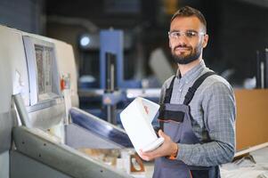 het drukken huis, geëxperimenteerd technicus werken Aan uv printer. productie werk foto