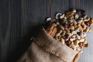 mengen noten Aan een houten tafel foto