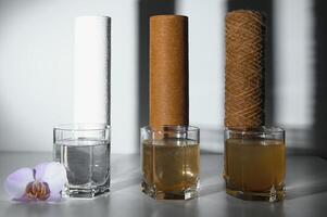 filter systeem voor water behandeling met bril van schoon en vuil water Aan helder achtergrond foto