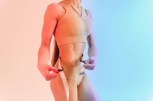 vrouw meten haar slank lichaam geïsoleerd Aan wit achtergrond. foto
