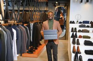 Afrikaanse zakenman in elegant klassiek pak in een premie Mannen kleding op te slaan foto