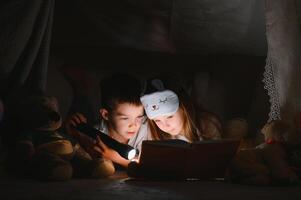 weinig kinderen lezing bedtijd verhaal Bij huis. foto