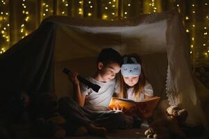 weinig kinderen lezing bedtijd verhaal Bij huis. foto