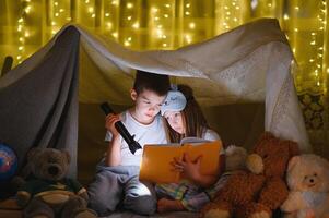 weinig kinderen lezing bedtijd verhaal Bij huis. foto