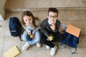 gelukkig school- kinderen in gang Bij school. aan het leren concept. foto